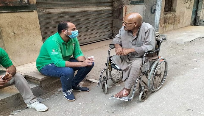 بالصور .. منظومة الشكاوى الحكومية تستجيب لاستغاثة مُسن قعيد يعيش وحيداً بالعمرانية