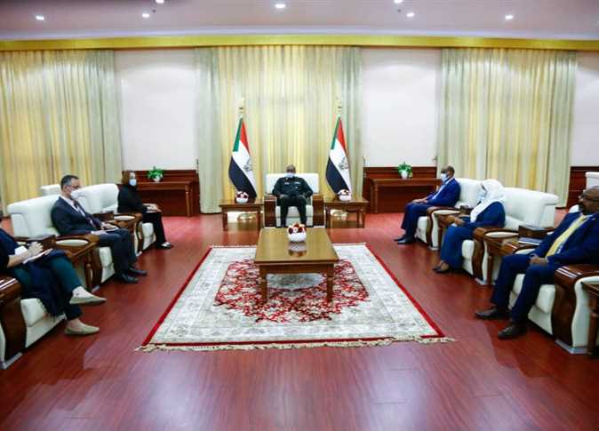 البرهان يؤكد: “المكون العسكري لا يرغب بالاستمرار في السلطة”