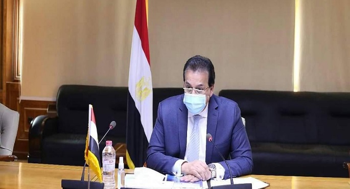 وزير التعليم العالي يتابع مستجدات الأوضاع الجوية مع غرفة أزمات وزارة الصحة