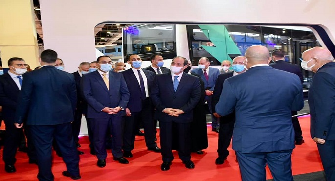 بالصور.. الرئيس السيسي يتفقد أجنحة معرض ومؤتمر النقل الذكي واللوجستيات