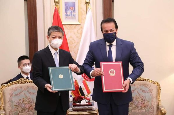 بالصور ..وزير التعليم العالي يستقبل السفير الصيني لبحث سبل التعاون في الصحة وتكنولوجيا الفضاء