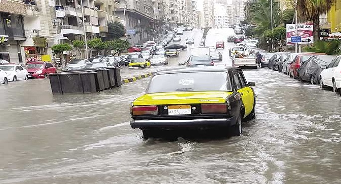 تواصل هطول الأمطار الغزيرة على الإسكندرية مع موجة من البرق والرعد