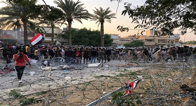 تبادل لإطلاق النار بين الأمن والمحتجين في محيط الخضراء ببغداد