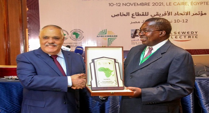 بالصور..جائزة فخر الصناعة للهيئة العربية للتصنيع بمؤتمر الاتحاد الإفريقي للقطاع الخاص