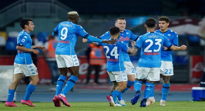 نابولي يصالح جماهيره برباعية في لاتسيو وينفرد بقمة الدوري الإيطالي