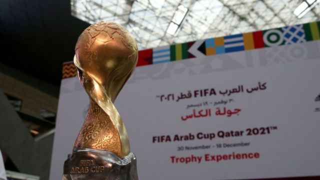 منتخب مصر الأول لكرة القدم بالقميص الأبيض أمام السودان في كأس العرب