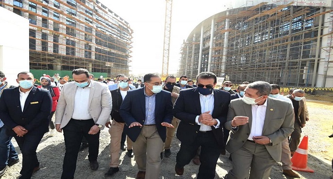 بالصور .. رئيس الوزراء يتفقد المجمع الطبي بالسويس الخاص بمنظومة التأمين الصحي الشامل