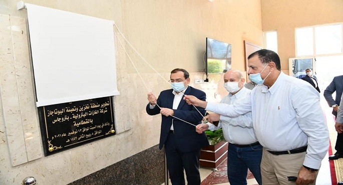 بالصور ..وزير البترول يعطي إشارة تدشين أول منظومة الكترونية لإدارة تداول وتوزيع البوتاجاز