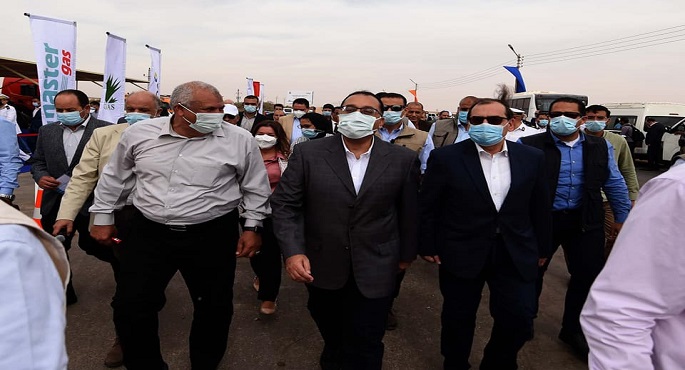بالصور.. رئيس الوزراء يتفقد أعمال تنفيذ مجمع 30 يونيو المُميكن للمصالح الحكومية بالخارجة