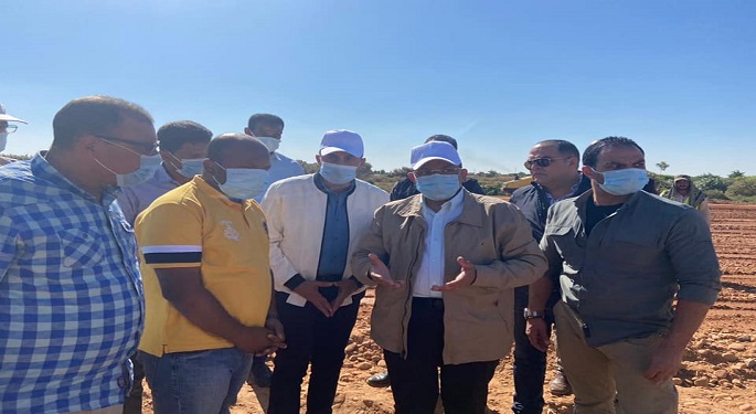 بالصور.. وزير التنمية المحلية ومحافظ أسوان يتفقدان إجراءات احتواء أزمة السيول