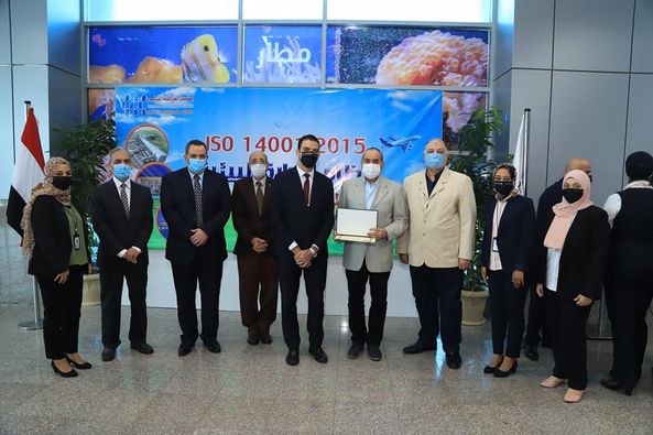 بالصور .. وزير الطيران المدنى في جولة تفقدية بمطــار الغردقة الدولي ويتسلم شهادة الأيزو