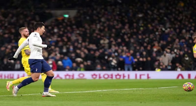 توتنهام يواصل الصحوة بثنائية في برينتفورد بالدوري الإنجليزي
