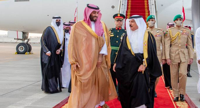 في رابع محطاته.. ولي العهد السعودي يصل البحرين