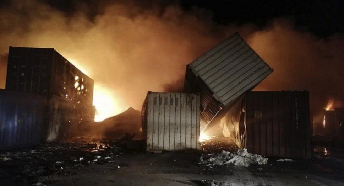 فرق الاطفاء السورية تسيطر على حرائق في مرفأ اللاذقية.. وسماع دوي انفجار بدمشق
