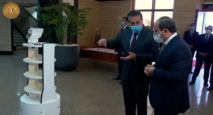 الرئيس السيسي يتفقد كليات جامعة كفر الشيخ ويستمع لمشروعات التخرج لعدد من الطلاب