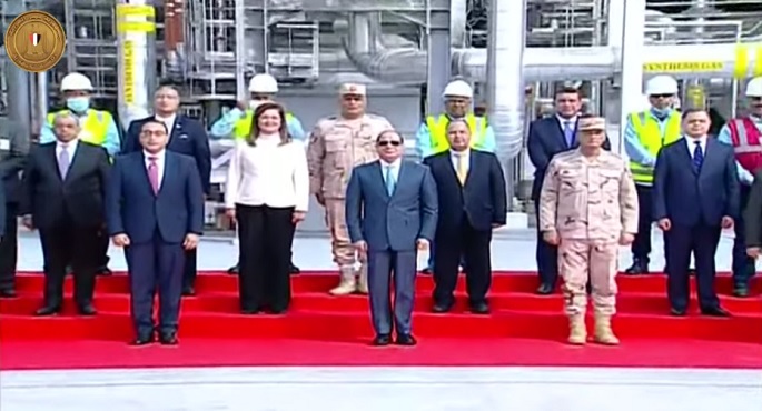 الرئيس السيسي يلتقط صورة تذكارية بمنطقة كيما أسوان