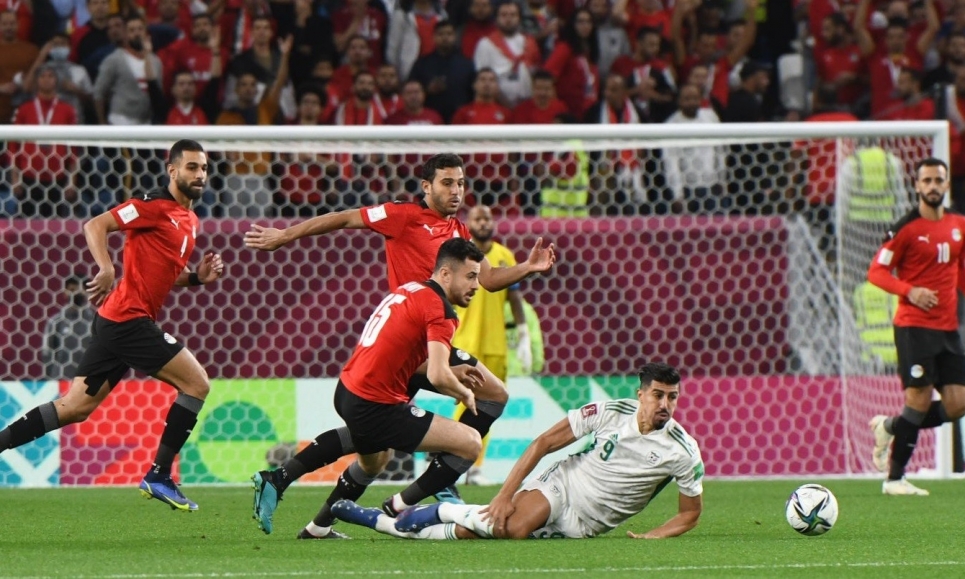 مصر تخطف الصدارة بتعادل مثير أمام الجزائر في كأس العرب