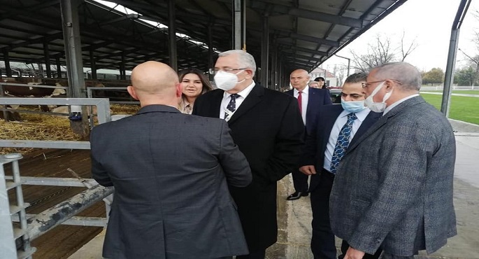 بالصور .. وزير الزراعة يتفقد مزرعة للإنتاج الحيواني وشركة لإنتاج تقاوي الخضر بالمجر