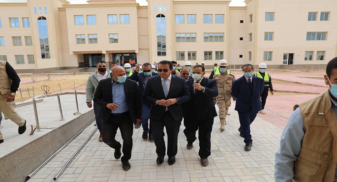 بالصور .. وزير التعليم العالي يتفقد منشآت الجامعة التكنولوجية ببرج العرب