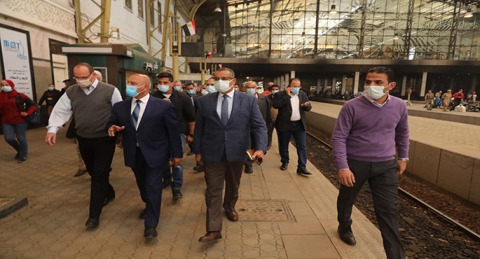 بالصور.. وزير النقل يتابع مستوى الخدمات المقدمة للركاب بمحطة مصر