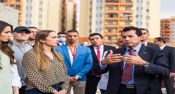 بالصور .. وزير الشباب يستقبل وفد من أعضاء الكونجرس الأمريكي لزيارة المدينة الشبابية الرياضية بالأسمرات