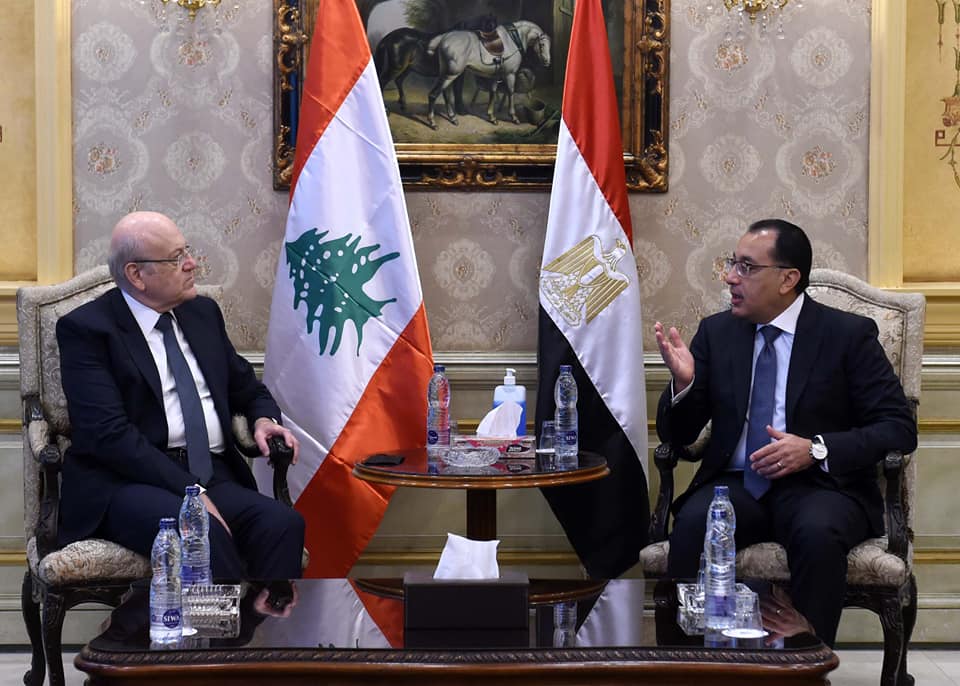بالصور.. رئيس الوزراء يستقبل نظيره اللبناني بمطار القاهرة