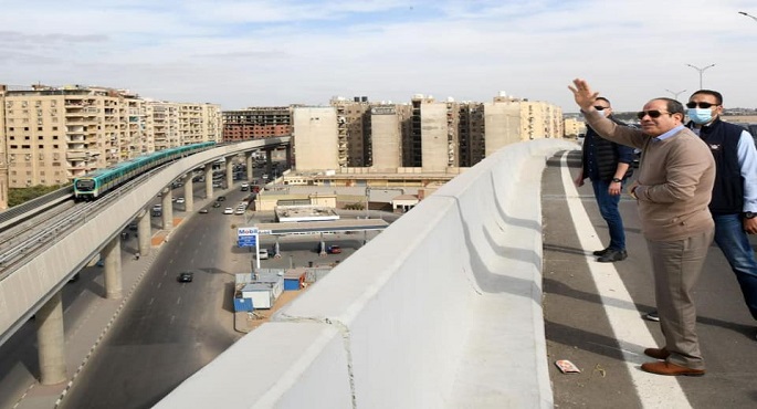 بالصور.. الرئيس السيسي يتفقد سير الأعمال الجارية بعدد من مشروعات شبكة الطرق الجديدة