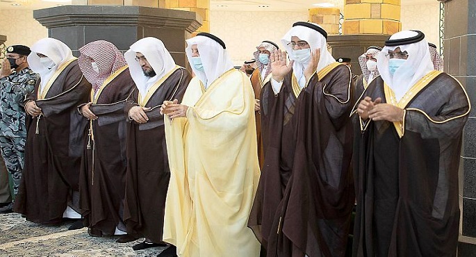 المصلون يؤدون صلاة الاستسقاء في جميع أنحاء السعودية
