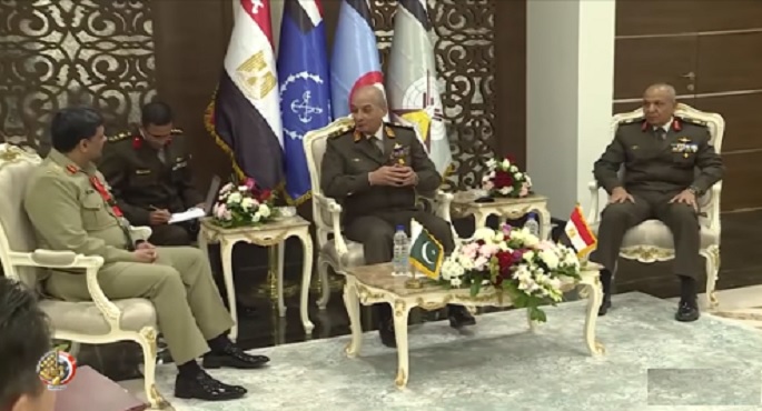 وزير الدفاع يلتقى بعدد من قادة الوفود العسكرية على هامش فعاليات معرض “إيديكس 2021”