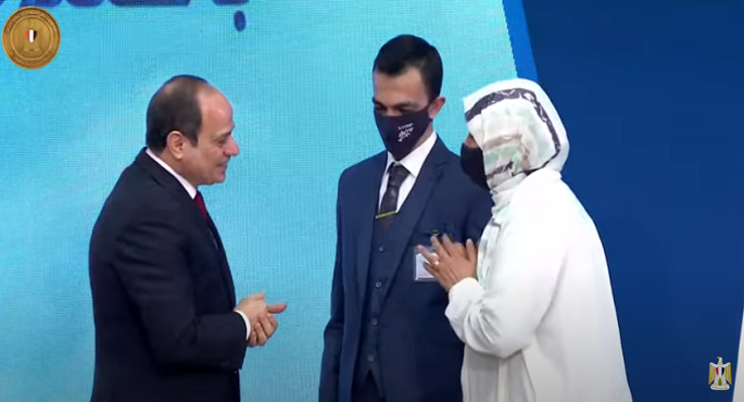 بالفيديو .. السيسي يكرم والدة “عبد الرحمن” تقديرا لها واستجابة لطلب ابنها