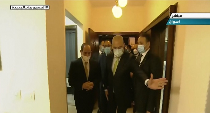 الرئيس السيسي يتفقد الوحدات السكنية ومنطقة الفيلات بمدينة أسوان الجديدة