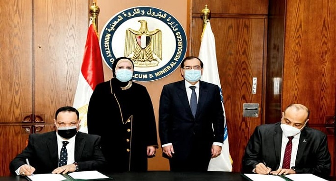 بالصور .. البترول وجهاز تنمية المشروعات يوقعان عقدين لتمويل مشروعات البرنامج الرئاسي لتحويل السيارات للعمل بالغاز الطبيعى