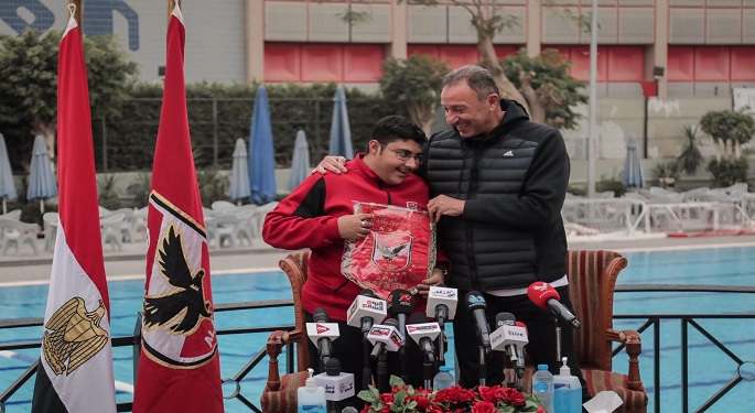 بالصور.. الخطيب يستقبل السباح أحمد طارق ويؤكد أنه أصبح من عائلة الأهلي