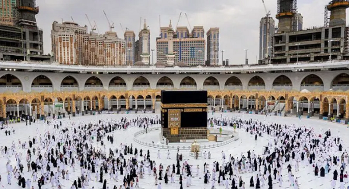 شؤون الحرمين تستخدم “روبوت” لتوجيه القاصدين بكيفية أداء المناسك