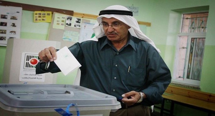 الفلسطينيون يبدأون التصويت في انتخابات محلية في الضفة الغربية