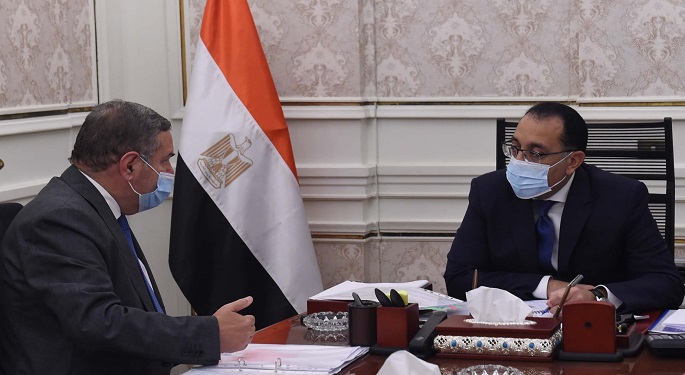 رئيس الوزراء يتابع مع وزير قطاع الأعمال جهود تطوير صناعة الغزل والنسيج