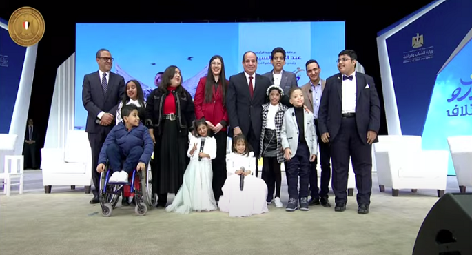 الرئيس السيسي يتوسط صورة تذكارية مع أصحاب الهمم