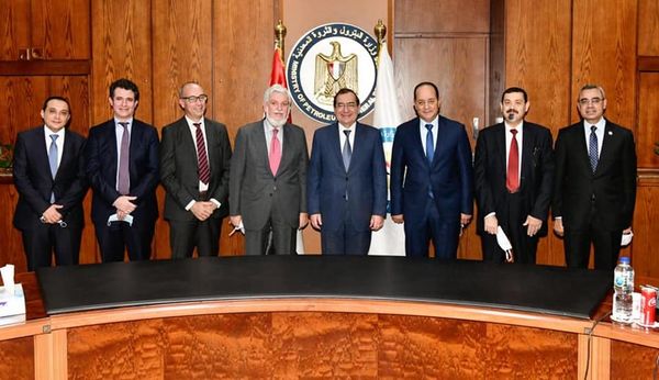 بالصور.. توقيع مذكرة تفاهم مع تكنيكاس ريونيداس الإسبانية في مجال خفض الانبعاثات