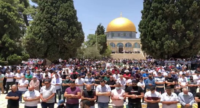 50 ألف فلسطيني يؤدون صلاة الجمعة بالمسجد الأقصى