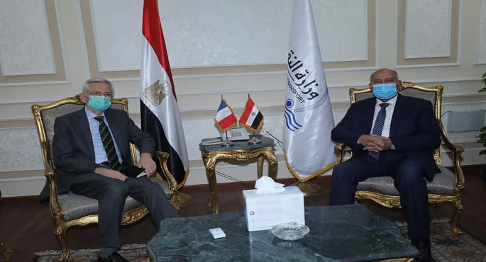 بالصور.. وزير النقل يستقبل السفير الفرنسي بالقاهرة