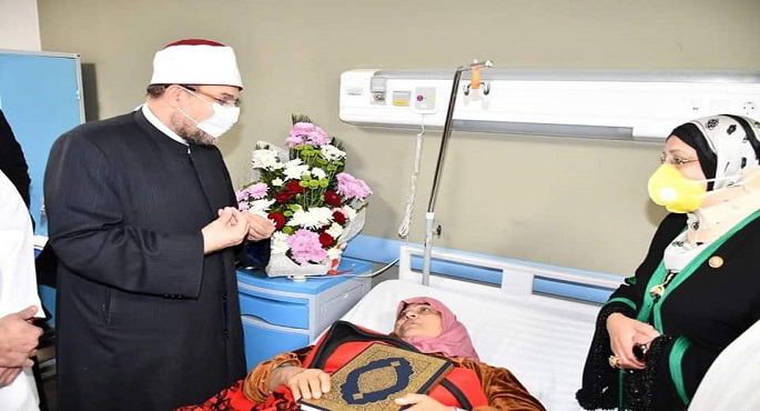 بالصور.. وزير الأوقاف يزور سيدة الشهامة ويوجه بصرف 10 آلاف جنيه لها ويؤكد: نموذج أصيل
