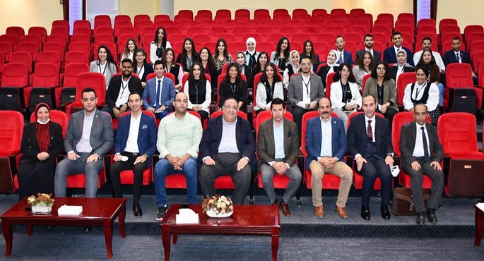 بالصور.. وزير الرياضة يلتقي متدربي وحدة السياسات وتطوير الأعمال بالوزارة