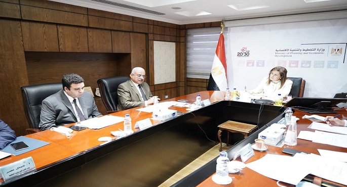 وزيرة التخطيط تبحث مع محافظ السويس سبل توطين أهداف التنمية المستدامة