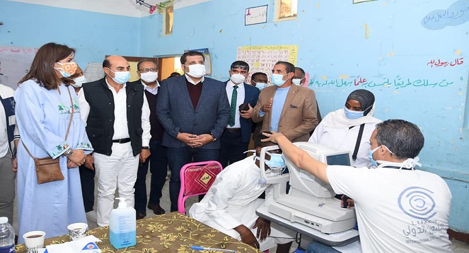 بالصور .. وزيرة الهجرة ومحافظ أسوان يتفقدان القافلة الطبية بقرية المضيق بمركز نصر النوبة