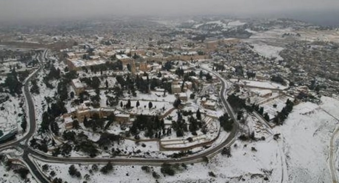 ثلوج كثيفة تغطي القدس والضفة الغربية وتعطل الدراسة والانتقالات