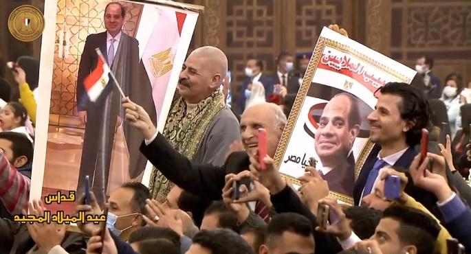 المشاركون في قداس عيد الميلاد يحتفون بالرئيس السيسي بالهتاف ولافتات “المحبة”