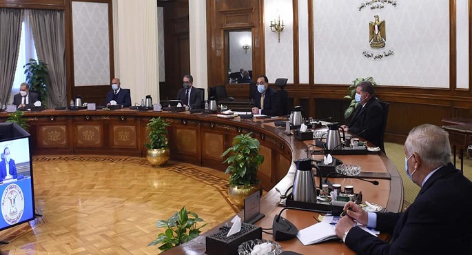 بالصور – مدبولي يؤكد أهمية تعميق المنتج المحلى فى تصنيع المركبات صديقة البيئة.. وخطة لإحلال “الميكروباصات” للعمل بالكهرباء