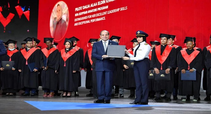 بالصور.. الرئيس السيسي يسلم شهادات التخرج لخريجي الأكاديمية الوطنية للتدريب