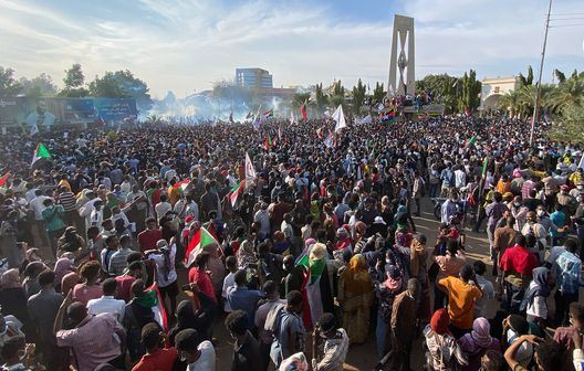 إطلاق غاز لتفريق محتجين قرب القصر الرئاسي في الخرطوم
