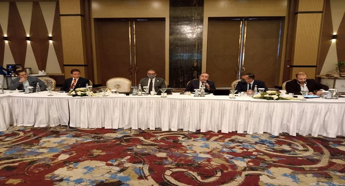 بالصور .. وزير السياحة يلتقي عددا من المستثمرين على هامش منتدى الشباب